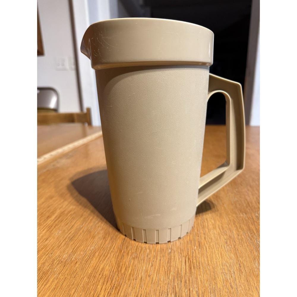 Tupperware 800-8 Pitcher 2 Qt Beige‎ Tan Classic Lid Seal Vintage USA